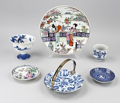 un ensemble d'assiettes et de bols bleus et blancs