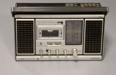 a radio that is sitting on top of a table