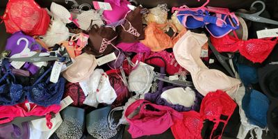 une pile de soutiens-gorge et de sous-vêtements posée sur une table