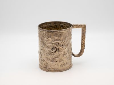 Timbale à décor floral contournant cette dernière avec une d… - Photo 1