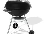 une image représentant un barbecue noir à roulettes sur fond blanc
