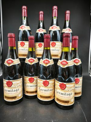 six bouteilles de vin sont alignées sur une table