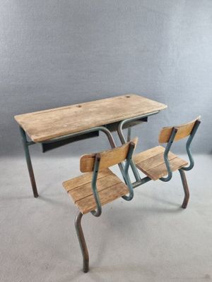 Bureau d'écolier double. Taches, oxydation, manques.