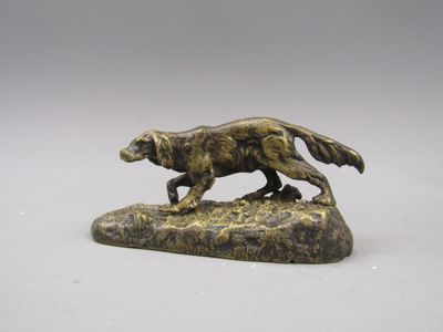 Chien de chasse à l'arrêt. Sujet en bronze.
