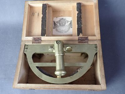 une petite boîte en bois contenant un dispositif métallique