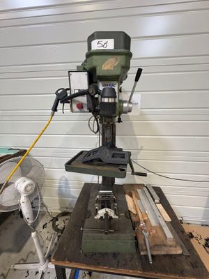 une machine posée sur une table dans un garage
