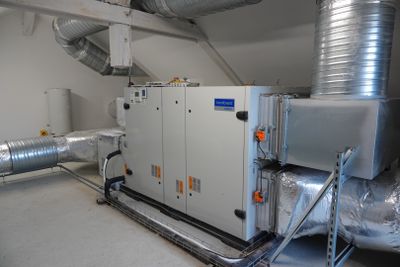 un gros climatiseur au milieu d'une pièce