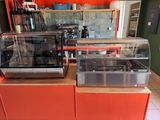 un comptoir avec une vitrine et un comptoir avec un plan de travail