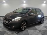 la voiture grise est garée sur un sol en damier dans le garage
