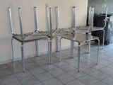 quatre chaises posées sur un sol carrelé