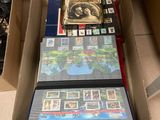 une boîte de timbres posée par terre à côté d'une autre boîte de timbres