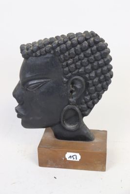 Sculpture en bois "femme nègre" - sur un socle, porte une si…