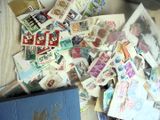 une pile de timbres et un livre posés sur une table