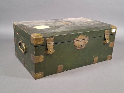 Ecrin pour ménagère en maroquin vert à parements de laiton.