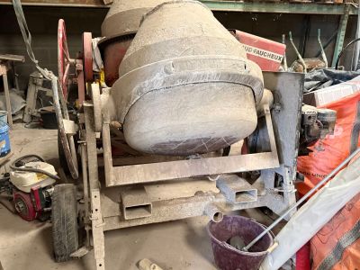 une bétonnière qui se trouve dans un garage