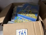 une boîte en carton contenant beaucoup de livres