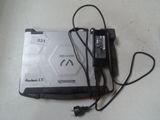 un petit appareil électronique branché à un chargeur