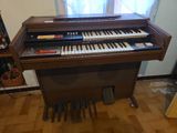 un petit orgue posé sur un parquet en bois dur
