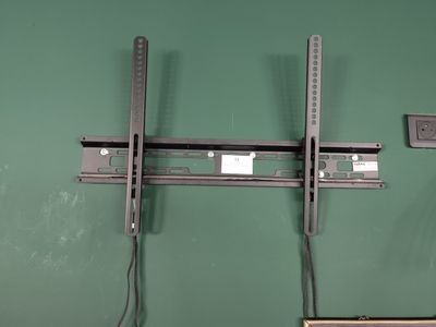 une photo d'une télévision à écran plat montée sur un mur