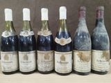 plusieurs bouteilles de vin sont alignées sur une table