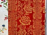 un gros plan sur un morceau de tissu orné de fleurs