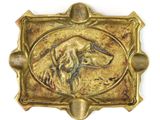 une photo d'une plaque en laiton sur laquelle figure la tête d'un chien