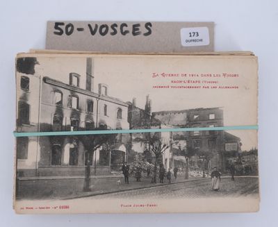 une vieille photo montrant deux personnes debout devant un immeuble