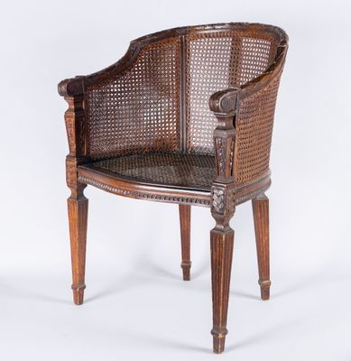 Fauteuil à dossier plat en bois mouluré et sculpté à décor d…