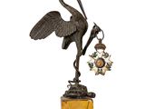 statue en bronze représentant une grue tenant une étoile et une cloche