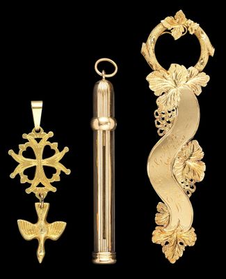 Deux pendentifs en or et un briquet sont représentés sur fond noir