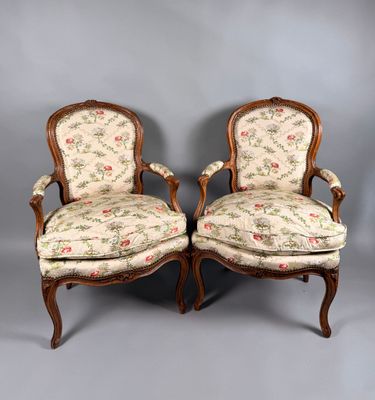 une paire de chaises anciennes avec un revêtement floral, revêtement floral, revêtement floral, revêtement floral, revêtement floral