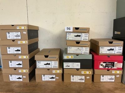 Plusieurs cartons de chaussures sont empilés les uns sur les autres sur une table