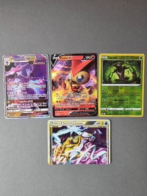 Plusieurs cartes Pokémon différentes sont alignées sur une table