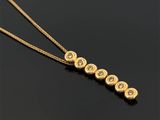 un collier en or orné de cinq diamants sur un fond noir