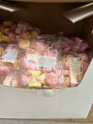 une boîte en carton remplie de beignets et d'autres produits alimentaires