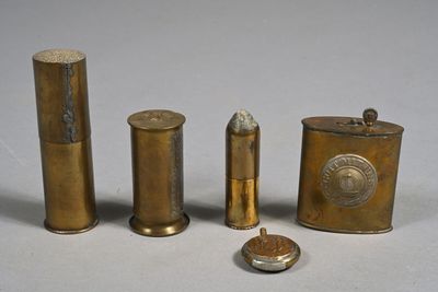 trois objets plaqués laiton, dont un briquet, un briquet et un briquet