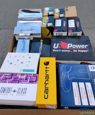 de nombreuses boîtes contenant des appareils électroniques posées par terre