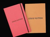 deux carnets Louis Vuitton sur fond noir