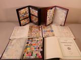 beaucoup de timbres dans une chemise sur la table