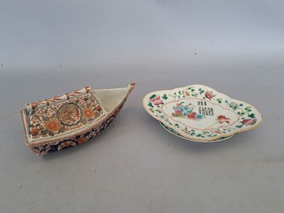 deux pièces de porcelaine sont posées l'une à côté de l'autre sur une table