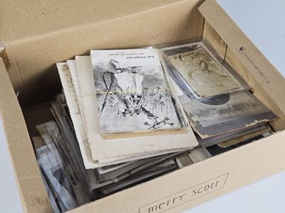 une boîte remplie de vieux livres sur une table