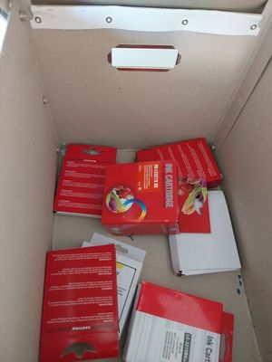 une boîte remplie de livres et de papiers