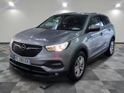 SUV OpelGE 2020 garé dans un showroom au sol à damier