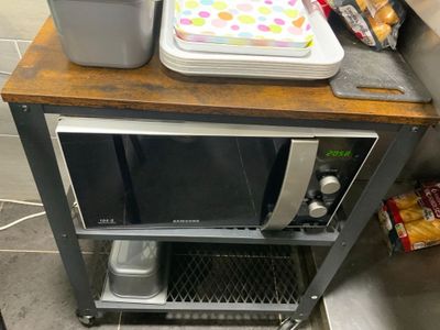 Un four à micro ondes SAMSUNG Lieu : SUR DESIGNATION AUCHAN …