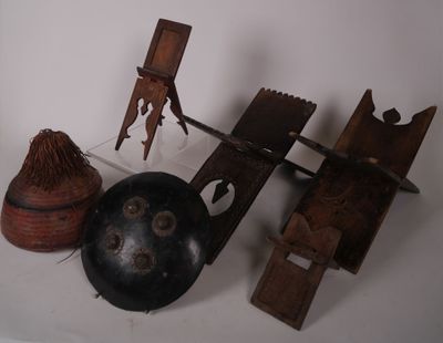 une collection d'objets en bois exposés sur une surface blanche