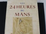 un livre sur lequel figure l'image d'une carte