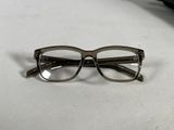 une paire de lunettes posée sur une table à côté d'une paire de ciseaux