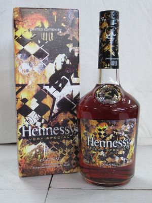 La bouteille de Hennessy se trouve à côté de la boîte.
