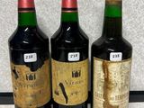 trois bouteilles de vin posées les unes à côté des autres sur un plan de travail