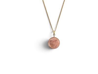 un collier plaqué or avec un pendentif en pierre rose, monté sur une chaîne en or